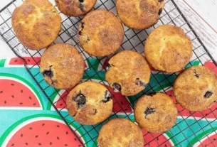 Lemon and blueberry muffins with cinnamon topping