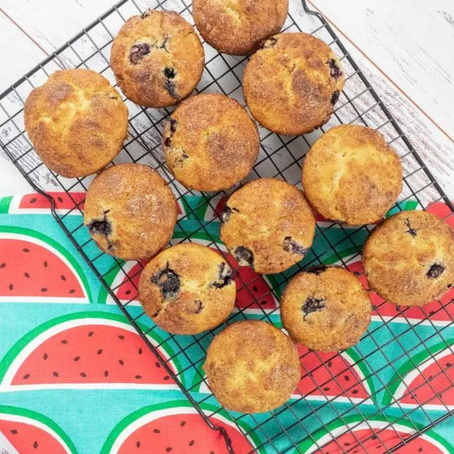 Lemon and blueberry muffins with cinnamon topping